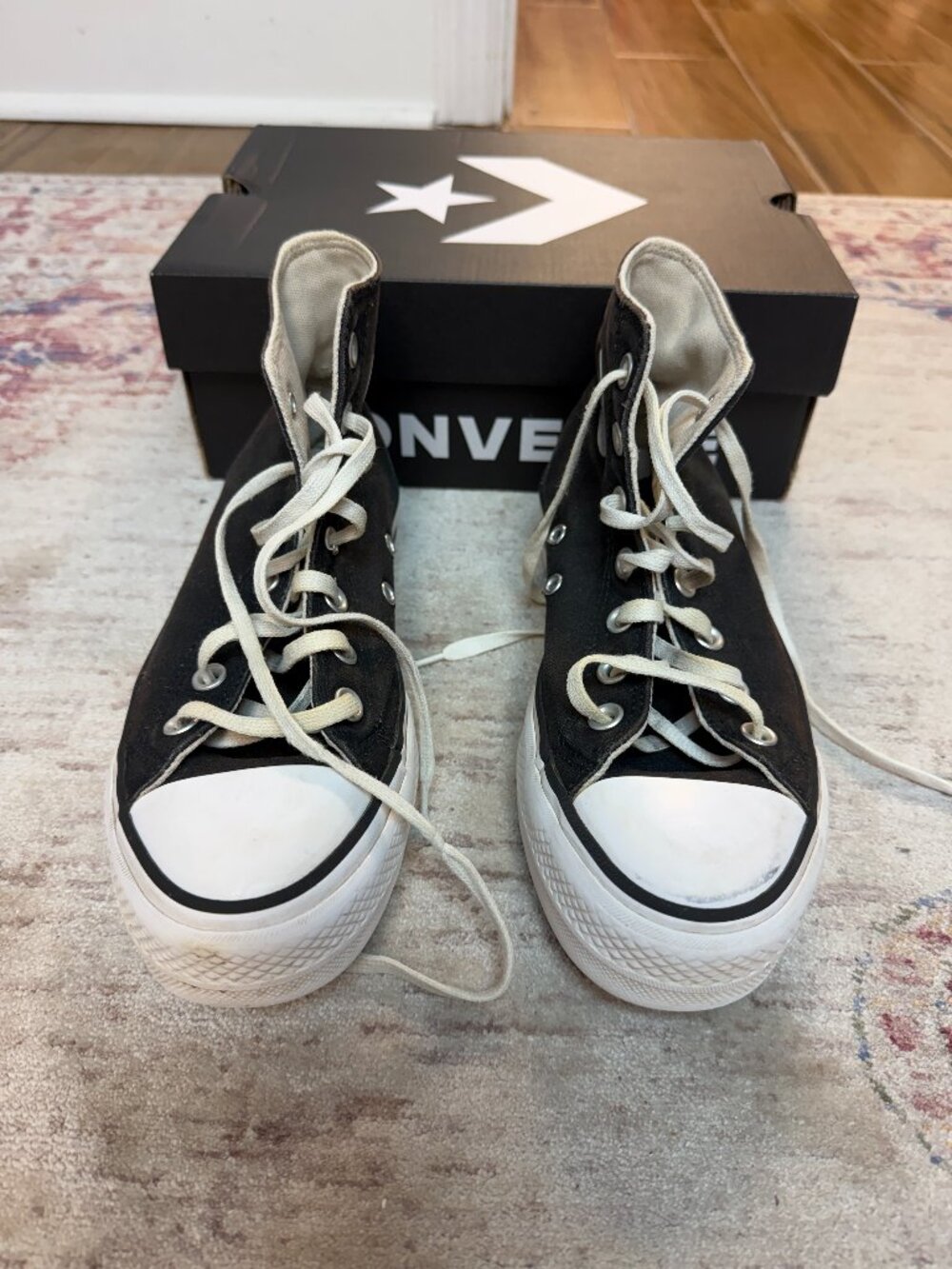 Converse Women's Chuck Taylor All Star Hi Top Sneakers Size 6 in great shape!!
